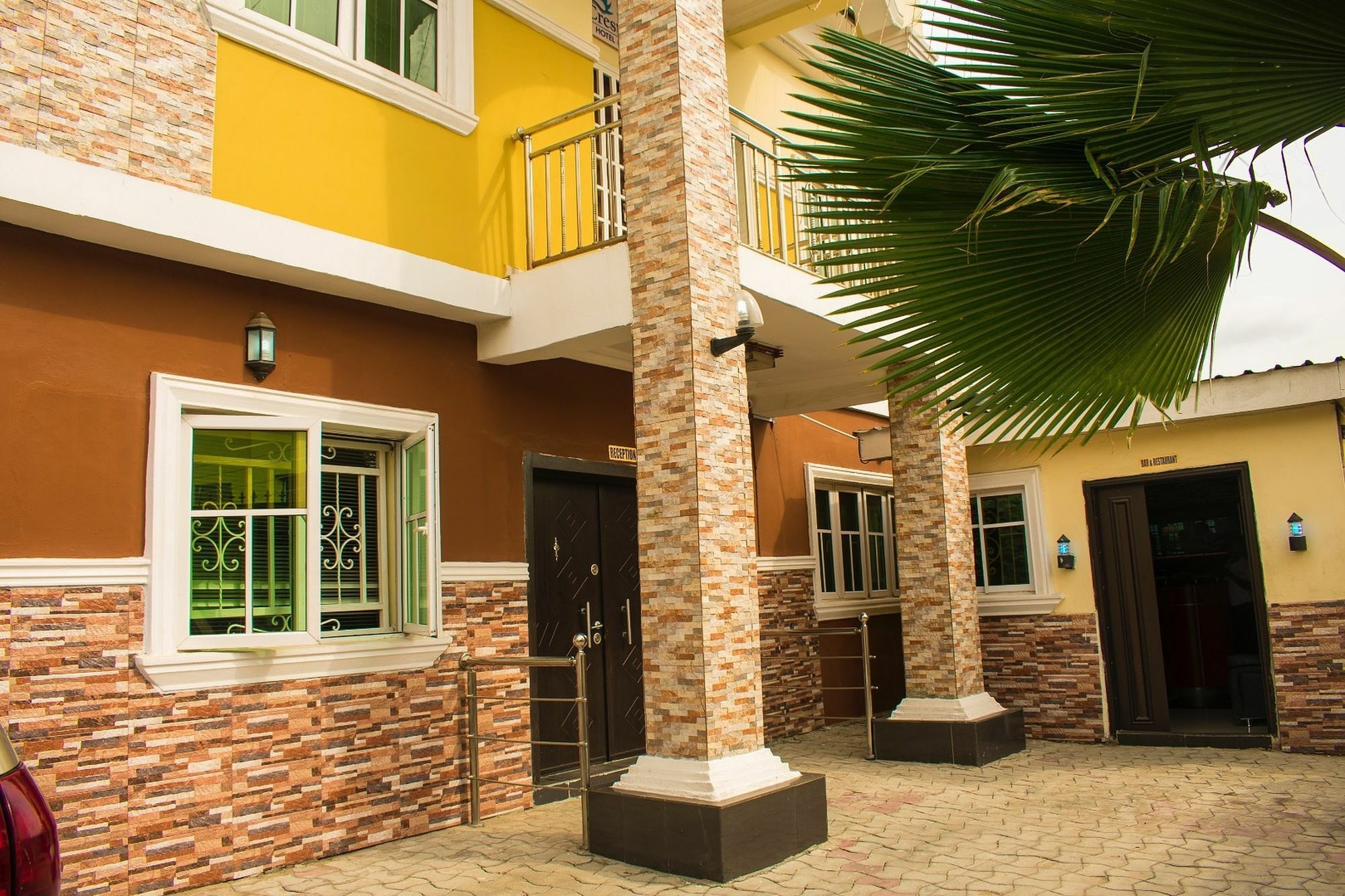 Crestview Hotel & Suites Лагос Екстериор снимка